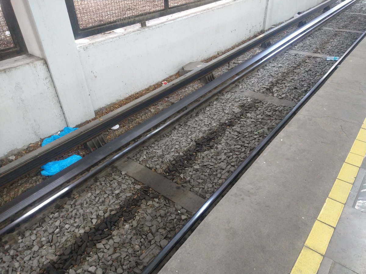 jesusalberto333's tweet photo. @MetroCDMX @ClaraBrugadaM #linea6 #martincarrera #rosario
Una limpiada esa bolsa puede ocasionar algo y esa botella de agua también estación terminal rosario de linea 6 https://t.co/zgk4BlLAal