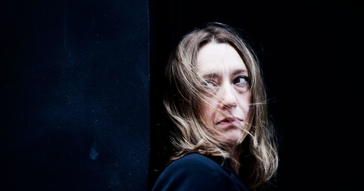 Virginie Despentes knap 20 år gamle essaysamling ’King Kong og kvinden’ er et feministisk drag over nakken til alle os, der er bange for at knuse et par æg. At overleve er også at slå håret ud – og det ville være kedeligt, hvis alt gik efter planen. buff.ly/mcJA8Er