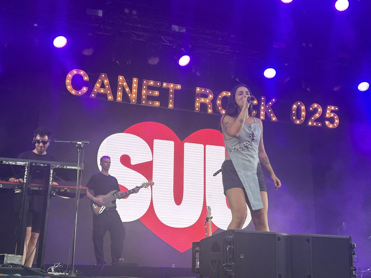 Un any més, entrades exhaurides a Canet de Mar, milers de joves omplen el Pla d’en Sala per assistir al #CanetRock. 

Una cita ineludible per gaudir de la música en català amb les bandes i artistes més populars del país que s'allarguen fins que surt el sol. 

#AmbSuportICEC