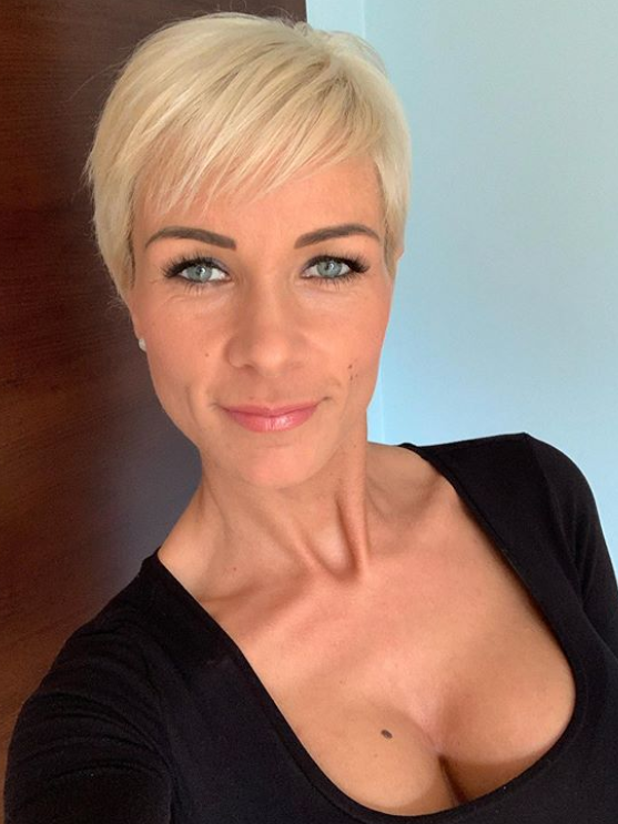 #linkinbio ik ben #nienke . Ik ben op zoek naar een #relatie en naar #vriendschap . Ik heb #3kids en een baan. Ik sta #positiefinhetleven . Ben je ook #opzoek naar iemand om het gewoon #gezellig mee te hebben, op welke manier dan ook? Dan hoor ik je toch zeker wel?