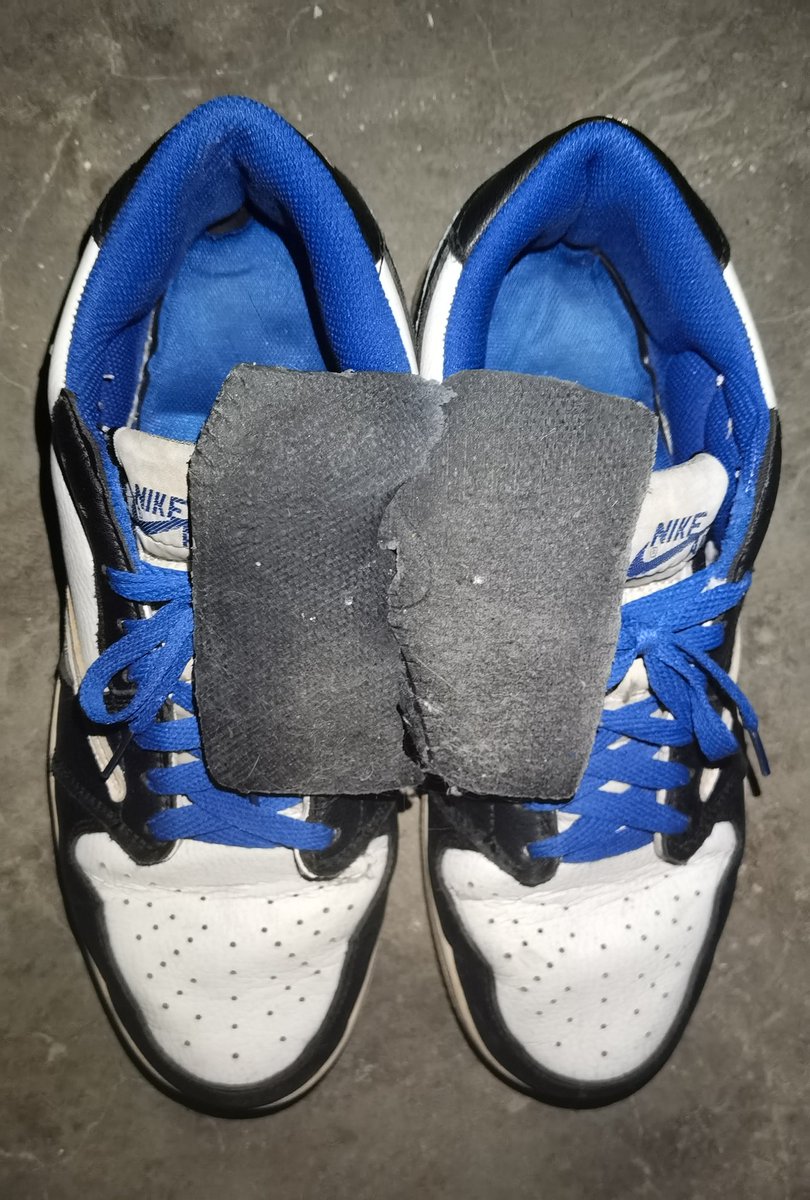 明明在楼下顺丰小哥鞋里放了面包片，拿出鞋垫面包片没了，翻过鞋垫才发现都被粘到鞋垫上，这黑色面包片和黑色鞋垫仿佛融为了一体，嘿嘿，顺丰小哥给制作的面包片还真香...