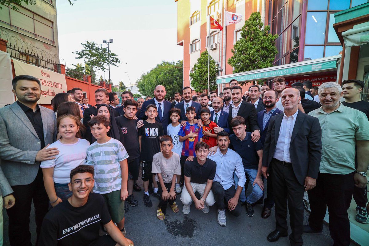 Yenibosna Ahmet Yesevi Cemevi’nde düzenlenen programda Kerbela şehitlerini andık, Muharrem orucumuzu açtık. Hz. Hüseyin başta olmak üzere, tüm Kerbela şehitlerini rahmet ve dua ile anıyoruz.