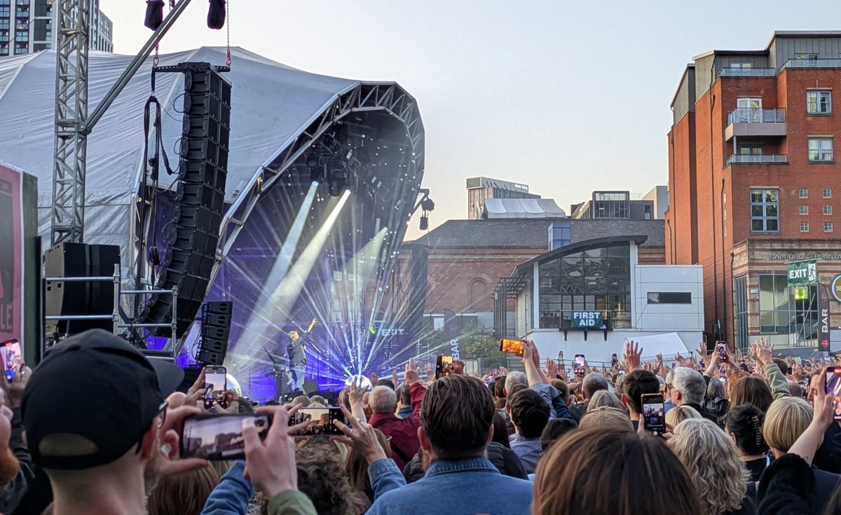 JuliaRawson's tweet photo. Weds night gig in the city #Elbow #TheSlowReaders @CastlefieldBowl https://t.co/FRcpqV628U