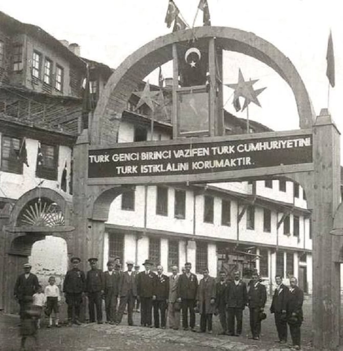 SDKoleksiyon's tweet photo. "Türk Genci Birinci Vazifen Türk Cumhuriyetini ve Türk İstiklalini Korumaktır!" https://t.co/LwJfpfyc9f