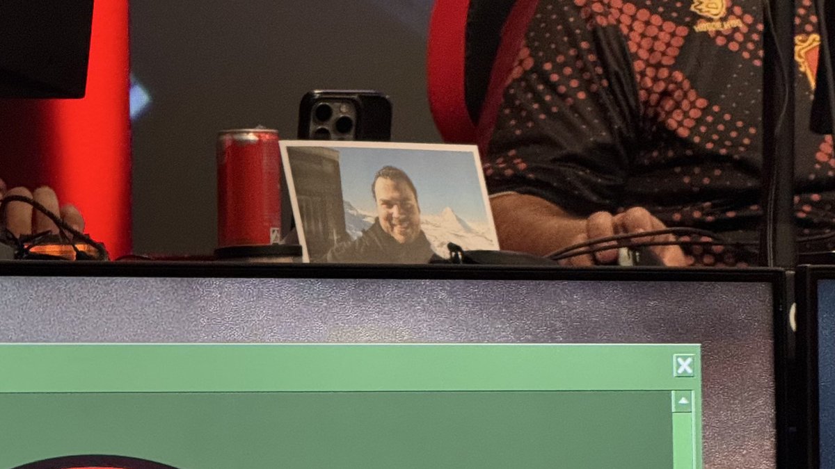 slamiZGouD's tweet photo. Danke Tobi, dass wir das Event für dich abhalten durften 🕊️❤️ https://t.co/eUsN2GLZ1I