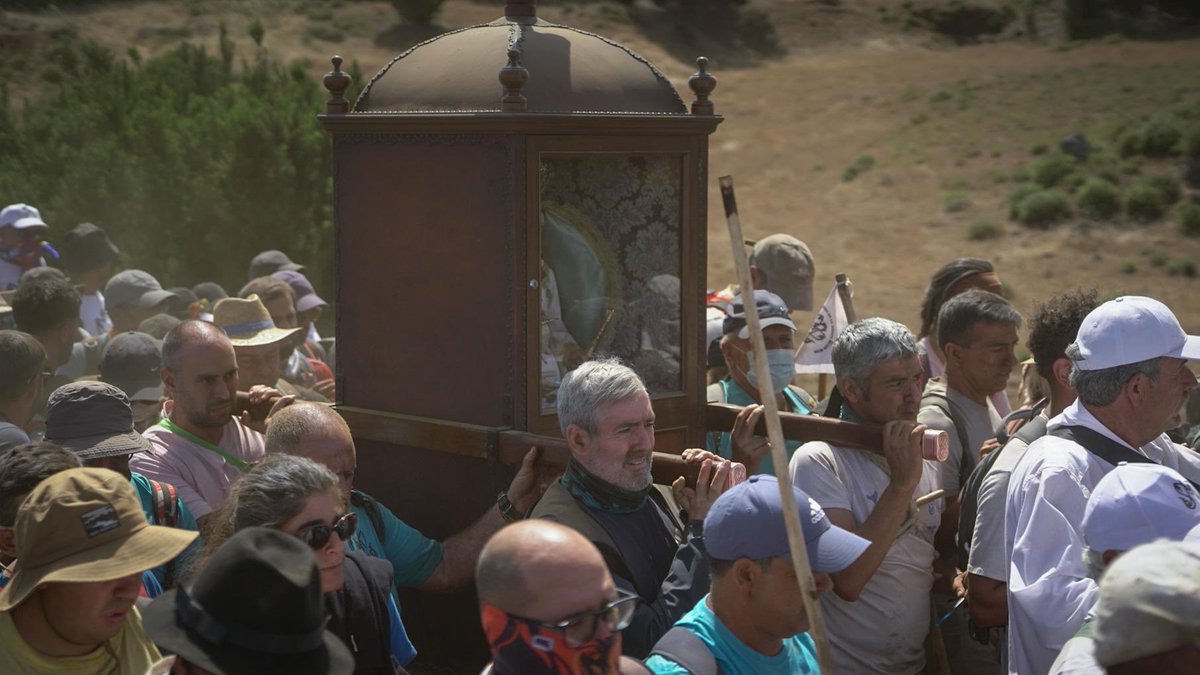 Hoy El Hierro vuelve a escribir una página eterna en su alma colectiva. Cada Bajada de la Virgen de los Reyes es única y especial, fruto del sentimiento de un pueblo que respeta profundamente sus señas de identidad y que las vive en cada paso. Orgulloso de poder compartirlas