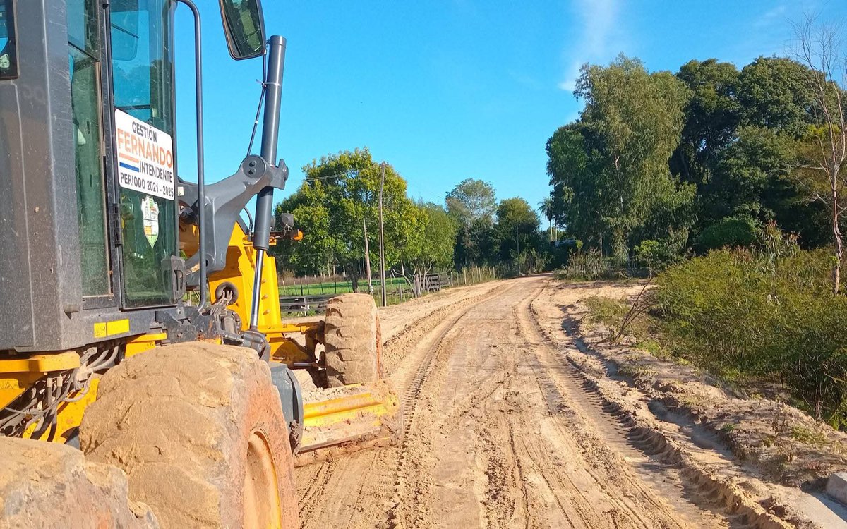 #ArregloDeCaminos 👉 Avanzamos con la perfilada de caminos vecinales en la compañía #Yataity con la Motoniveladora de la Muni para un buen acceso y desplazamiento en el sector 🚧🚜 #TuMuniResponde