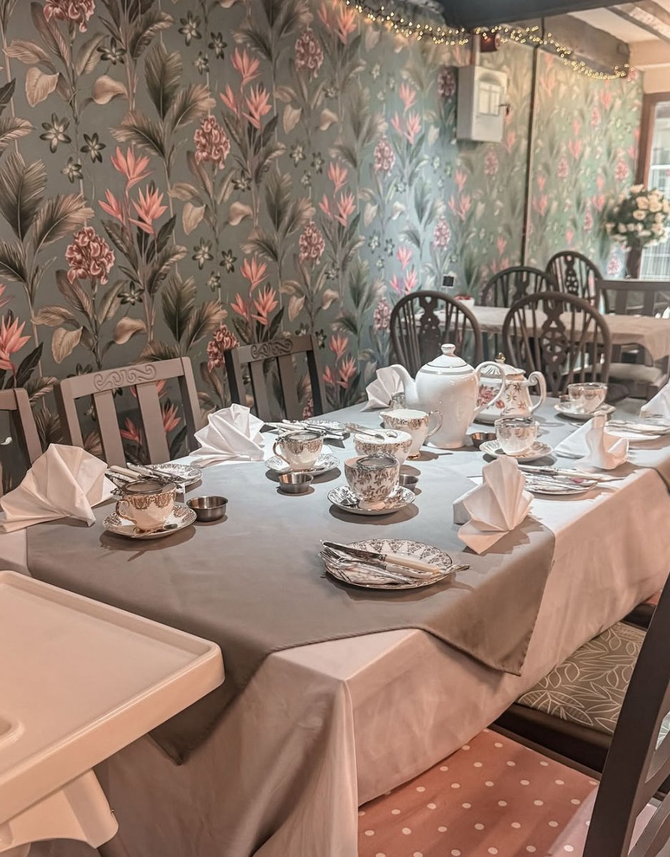 OriginalShrews's tweet image. For today’s first Indie Week spotlight, we’re letting our sweet tooth lead the way.
Tucked away in the heart of #Shrewsbury, The Crafty Cat Tea Lounge has everything you’d want from a proper cream tea: homemade bakes, vintage china, and a cosy, welcoming atmosphere 🫖🍰