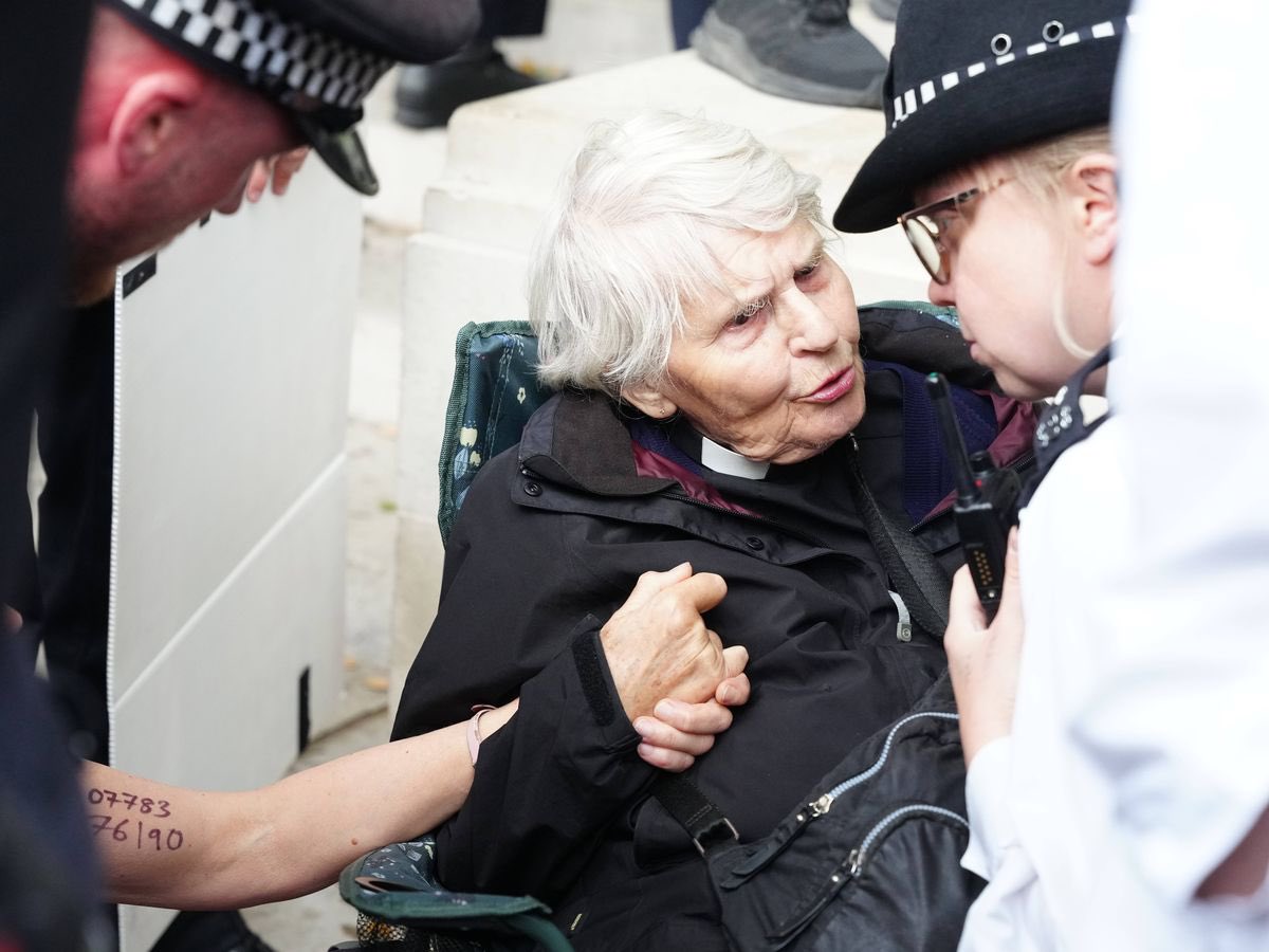 One has an international arrest warrant for war crimes and crimes against humanity, upon which Britain is obliged to act. 

The other, an octogenarian who survived WW2, was arrested for holding a placard in support of action against this man and his army. 

#TwoTierKeir