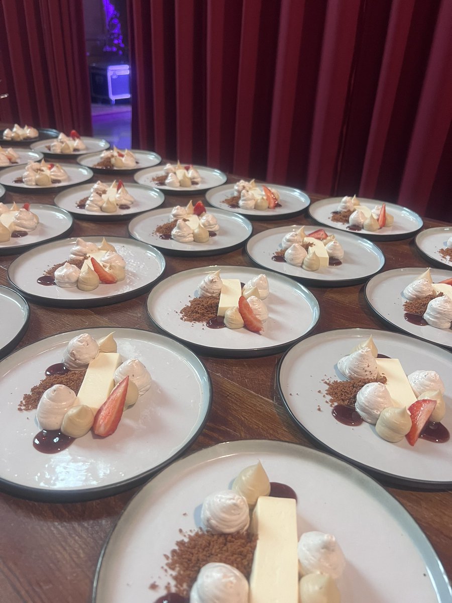 Kerkelijk huwelijk, bruidstaart en champagne, diner en avondfeest #paterskerk #Weert