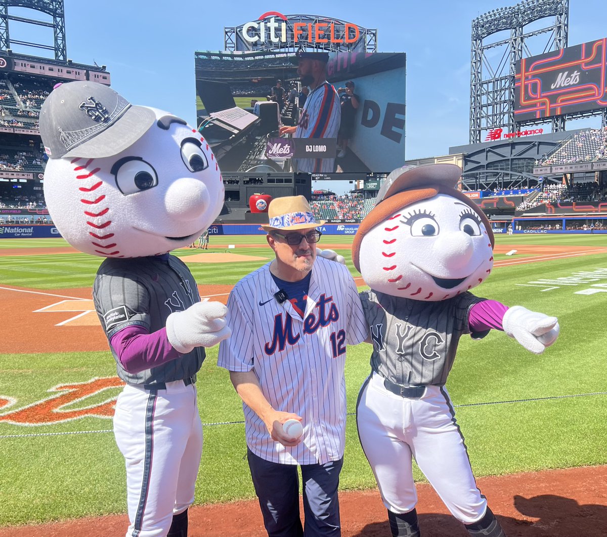 Latino Sports (@latinosports) on Twitter photo Puerto Rican actor David Zayas from the hit show “Dexter” threw out today’s first pitch at Citi Field
#RepBX #Yankees #LGM #Mets #MLB #LatinoSports | <a href="/MLBPuertoRico/">MLB Puerto Rico</a> | 📸: Bill Menzel/Latino Sports Puerto Rican actor David Zayas from the hit show “Dexter” threw out today’s first pitch at Citi Field
#RepBX #Yankees #LGM #Mets #MLB #LatinoSports | <a href="/MLBPuertoRico/">MLB Puerto Rico</a> | 📸: Bill Menzel/Latino Sports