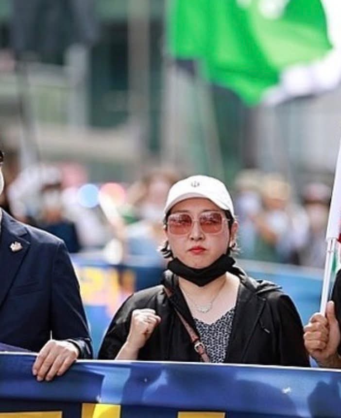 저의 자신감과 능력의 원천(fountainhead)은, 
바로 여러분,
바로 여러분의 마음
(Your Hearts)입니다.
가짜, 사이비, 나쁜 놈들에 넌더리가 나고, 토악질이 치밀어 꼴도 보기 싫어서 떠나버리고 싶어 하시는 여러분에게 한 줄기 가늘디 가늘게 남아 있는 작은 불씨, <희망>.
희망를 살려야 합니다.