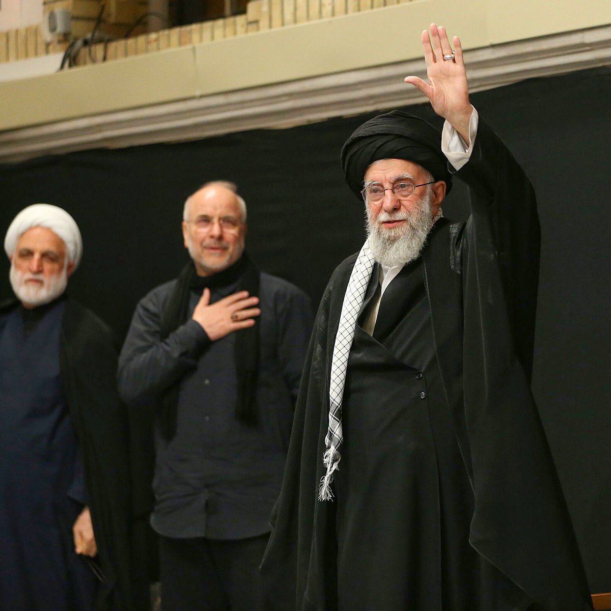 seyyedoona's tweet image. امام حسين(ع) در روز عاشورا :
هان ! اين حرامزاده پسر حرامزاده، مرا ميان دو چيز
قرار داده است : ميان جنگ با شمشير یا تن دادن به خوارى!
و هيهات كه ما تن به ذلّت و خوارى دهيم …
هیهات من الذلّه را در برابر حرامزاده ای دیگر
به ما یادآوری کردی جناب آقای «سیدعلی خامنهای»
