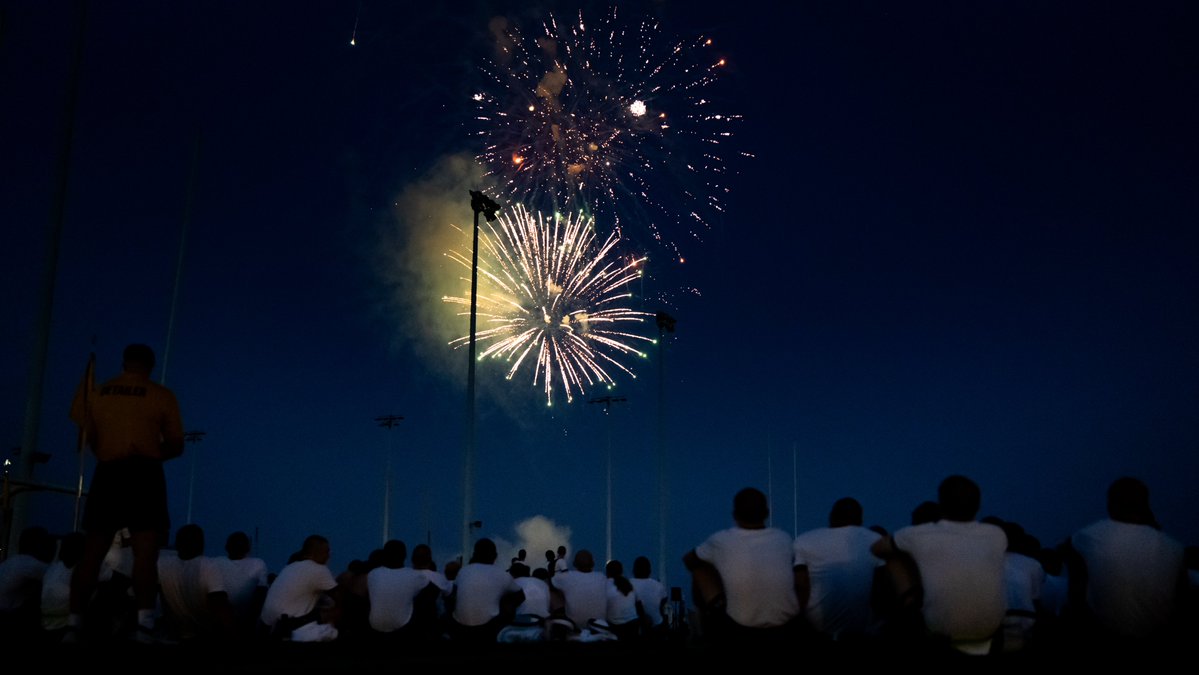 NavalAcademy's tweet image. Last night, USNA celebrated Independence Day with the annual 4th of July firework show! The #ClassOf2029 and the public had the opportunity to celebrate the freedoms we have been granted thanks to all of those who have sacrificed to protect these rights worldwide.