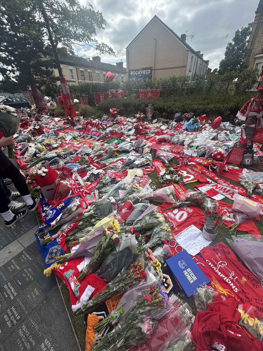 🏴Steve PH Roberts🏴 (@steholywell) on Twitter photo A sad and emotional trip to Anfield this afternoon for me and Ollie to sign the book of condolences and to lay flowers in memory of his favourite player Diogo Jota.
RIP - YNWA ❤️🤍
<a href="/Olliebach12/">Ollie Joseph Roberts</a> A sad and emotional trip to Anfield this afternoon for me and Ollie to sign the book of condolences and to lay flowers in memory of his favourite player Diogo Jota.
RIP - YNWA ❤️🤍
<a href="/Olliebach12/">Ollie Joseph Roberts</a>