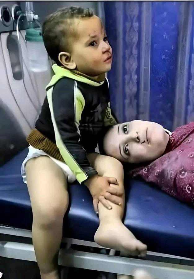 Annesinin yaşadığını düşünüyor çocuk, kalkıp kendisine sarılacağını… İsrail’e destek olanlar da ona zerre sempati duyanlar da kahrolsun.