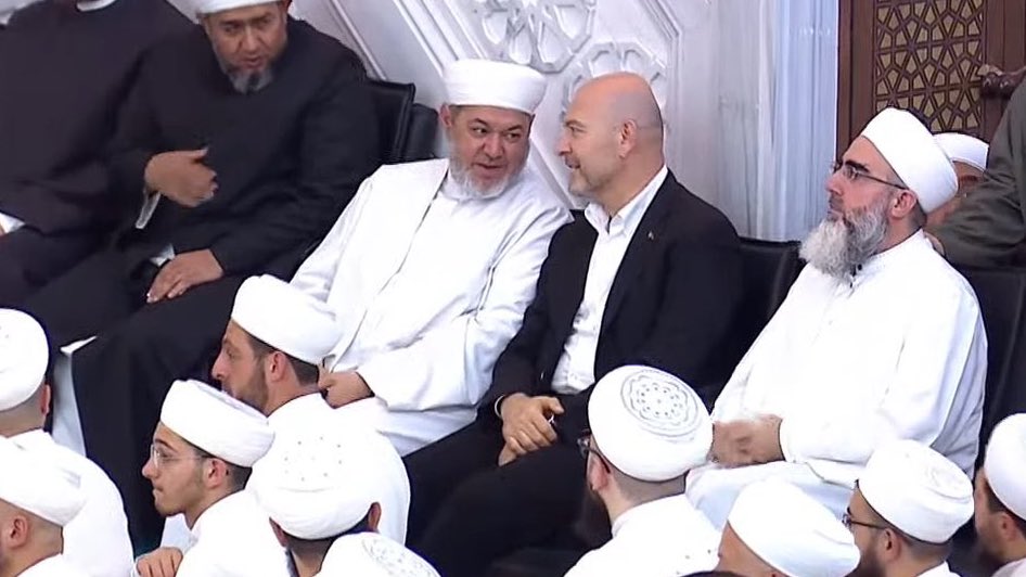 🔴 Cumhurbaşkanı Başdanışmanı Oktay Saral, AK Parti Milletvekilleri Süleyman Soylu, Adil Karaismailoğlu ve Vehbi Koç, İsmailağa Cemaati’nin Of’taki Mahmud Efendi Külliyesi açılışına katıldı.