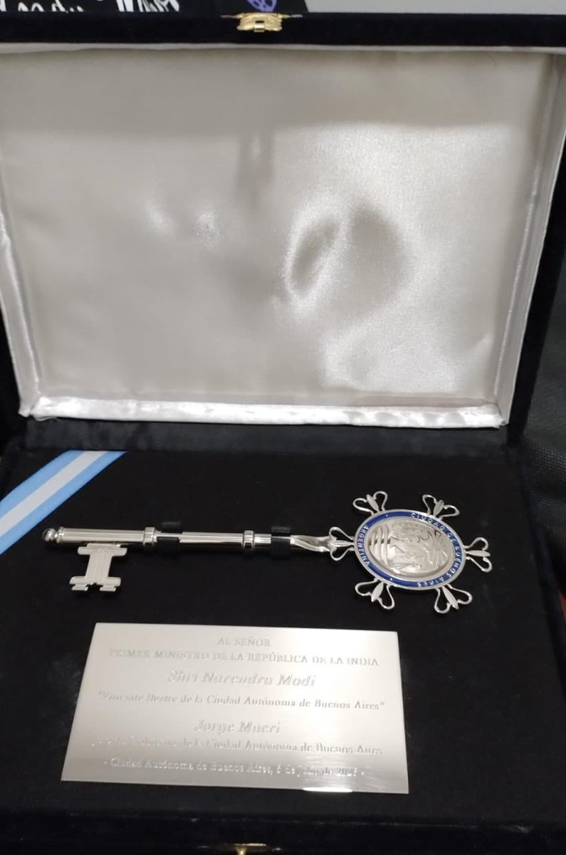 AIRNewsHindi's tweet image. प्रधानमंत्री @narendramodi को ब्यूनस आयर्स के सिटी गवर्नमेंट के प्रमुख जॉर्ज मैक्री द्वारा Key of the City भेंट की गई।

#PMModi #PMModiVisit #PMModiInArgentina