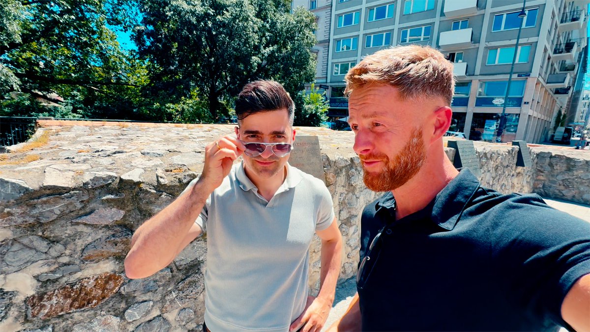 freiformation's tweet image. Ich laufe durch die Straßen von Wien 🇦🇹 halte meine Kamera drauf und spüre sofort: Hier ist nichts mehr wie früher. Die Gesichter haben sich verändert. Die Sprache. Die Stimmung.
Ich werde mitten in der Aufnahme bedroht. Einfach so. Weil ich filme. 
Nachts reißt es mich aus dem…