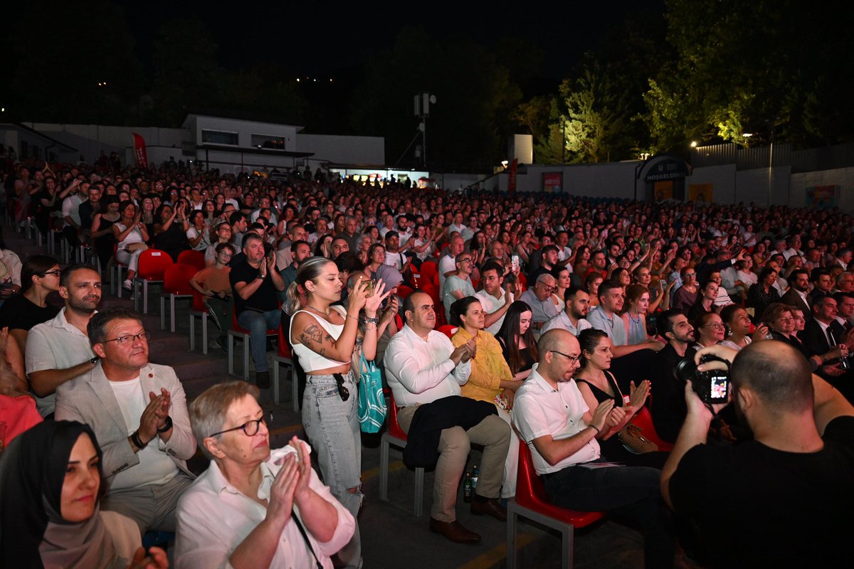 🎶 Meclis Başkanımız Ali Uğur, Odamızın da katkılarıyla düzenlenen 6️⃣3️⃣. Uluslararası Bursa Festivali’nin açılış programına katıldı.

✨ Uğur, festival organizasyonu tarafından Odamız adına takdim edilen plaketi aldı.