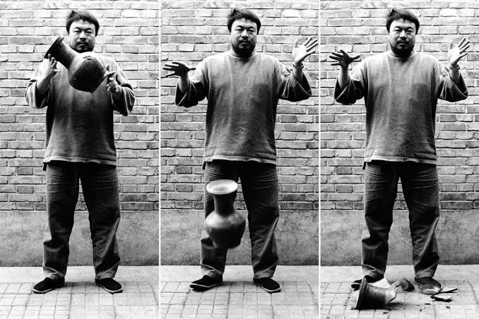 Halkı susturamazsınız. Susturulan halk daha yüksek sesle konuşur.  ( Çinli sanatçı Ai Weiwei. )