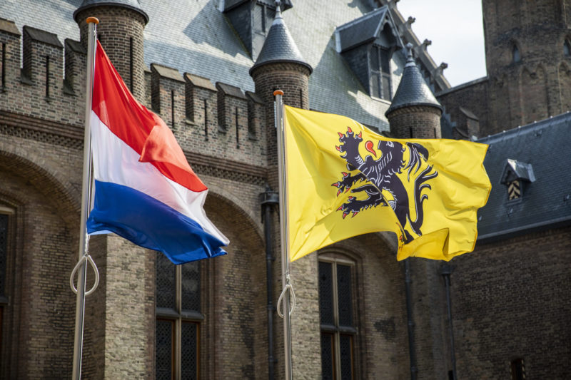 Wij horen saam,
Wij blijven saam,
In Noord en Zuid:
Eén volk, één naam!