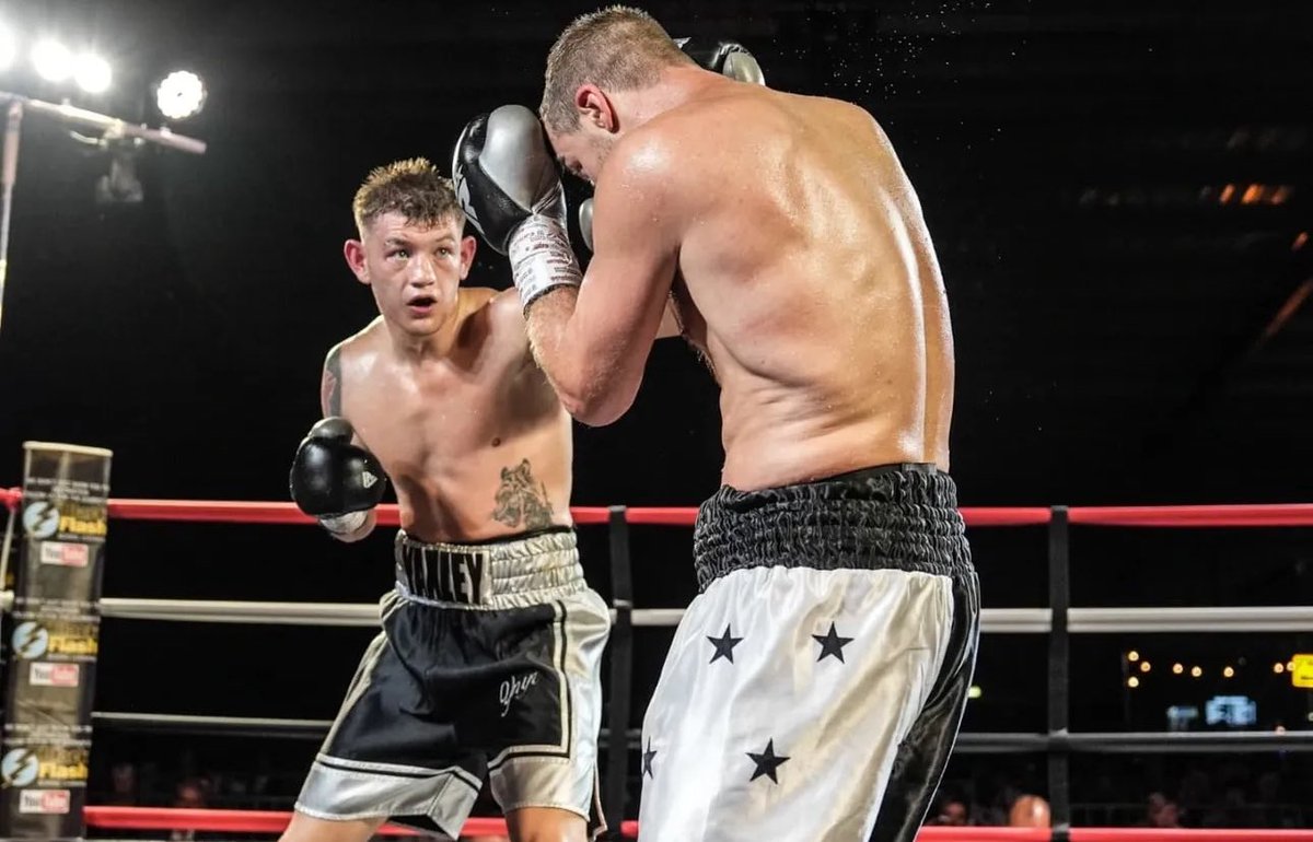 ThePunchersPod's tweet image. 𝗕𝗔𝗖𝗞 𝗧𝗢 𝗪𝗜𝗡𝗡𝗜𝗡𝗚 𝗪𝗔𝗬𝗦!!
Former IBO Continental and Celtic super welterweight champion Sion Yaxley moves to 14-1 after a 59-56 decision win over Dzmitry Atrokhau at the Bowlers Exhibition Centre, Manchester.
📸@BlackFlashPromo | @DanVoteboxing