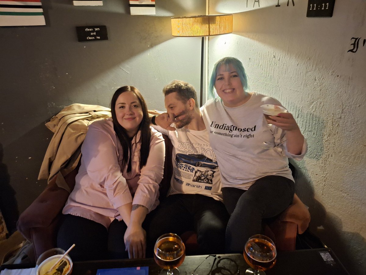 Vidusskolas zaķīši.
❤️❤️❤️

Mīļi un joprojām skaisti.