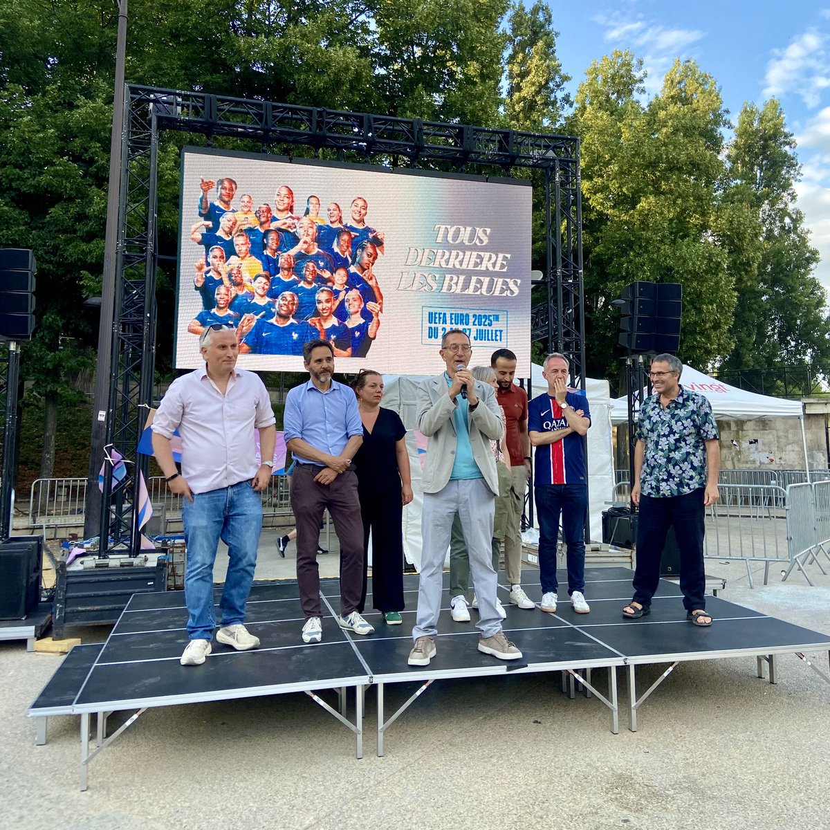 FrancoisDagnaud's tweet image. Site de festivités de Stalingrad : Top départ avec le premier de l’équipe de France à l’Euro ! Retransmission des grands événements sportifs et de nombreuses animations sportives et culturelles pour toutes et tous. Jusqu’au 3 août ! Le programme complet mairie19.paris.fr/pages/site-de-…