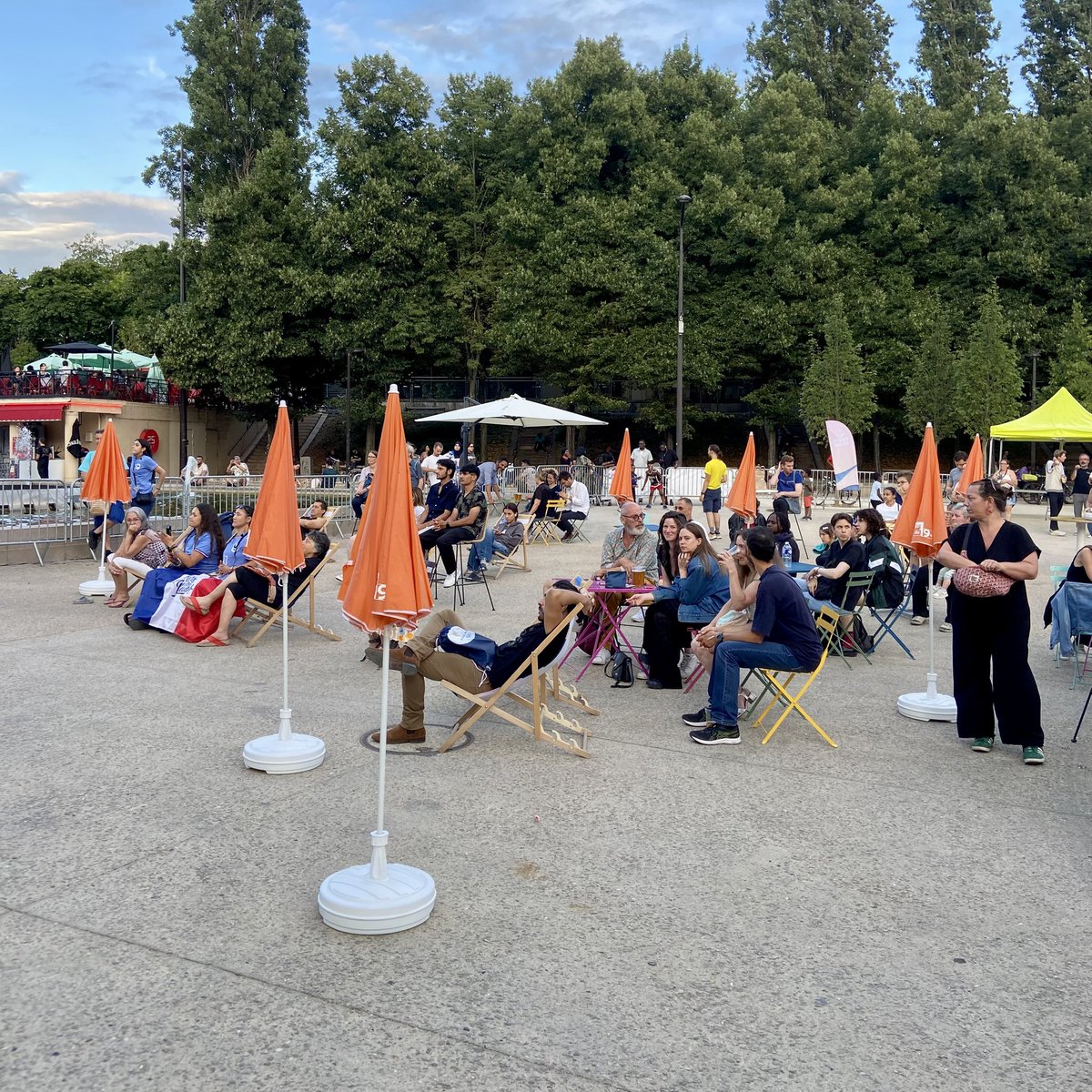 FrancoisDagnaud's tweet image. Site de festivités de Stalingrad : Top départ avec le premier de l’équipe de France à l’Euro ! Retransmission des grands événements sportifs et de nombreuses animations sportives et culturelles pour toutes et tous. Jusqu’au 3 août ! Le programme complet mairie19.paris.fr/pages/site-de-…