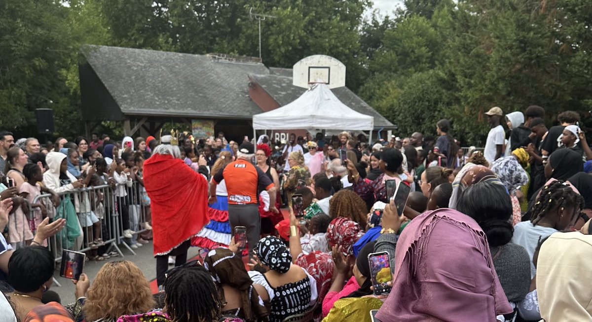 Joyeux et fraternel l’après midi autour de l’Abri Pêche du Pavement à Laval. C’était la 3e édition de la Fête des peuples organisée par le comité citoyen. Participation en hausse avec 16 pays représentés par des chalets culinaires. Une fête haute en couleurs et beaucoup d’enfants