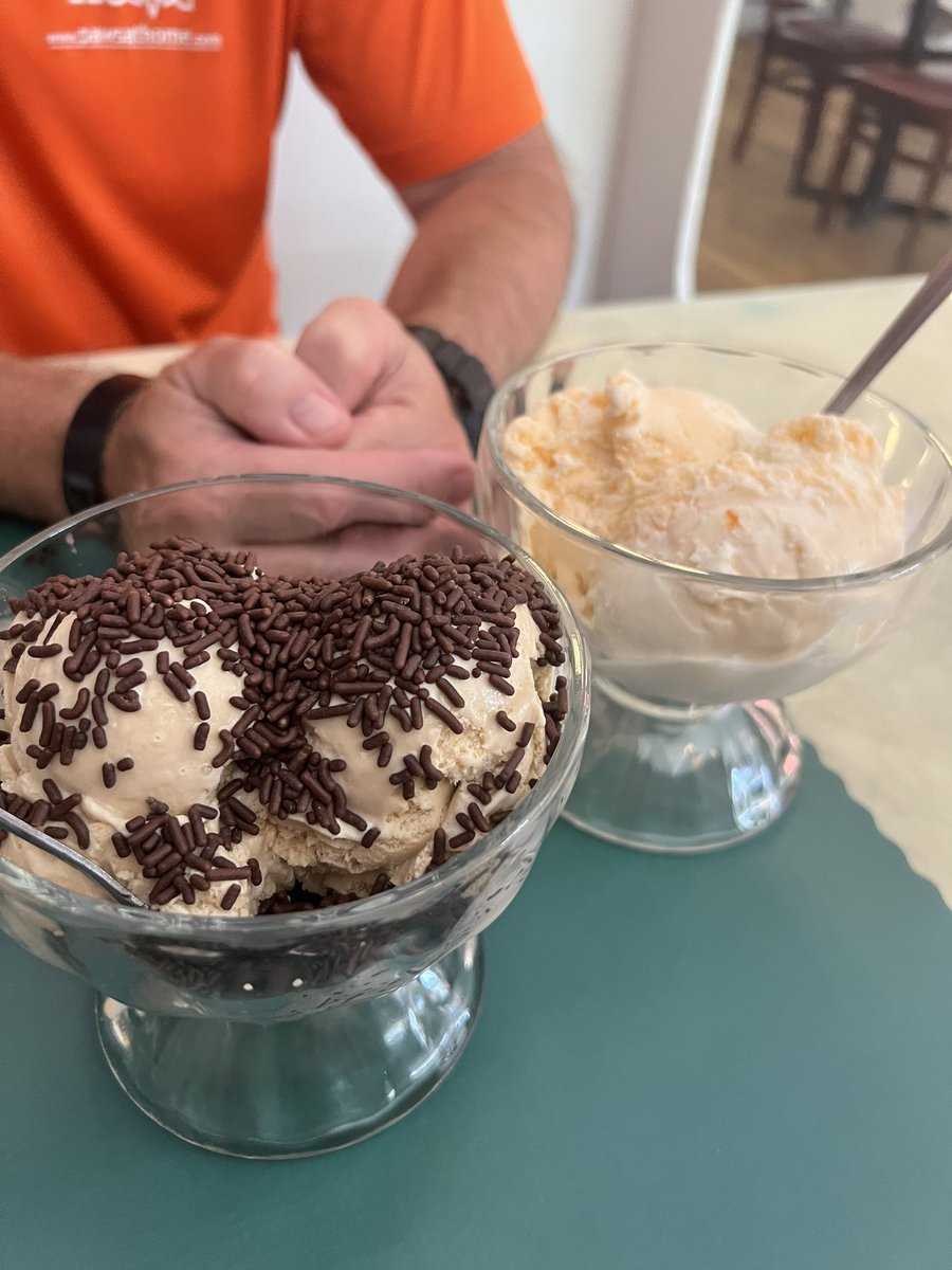 PawsAtHome's tweet image. When it’s hot out &amp;amp; you have to kill 45 minutes between jobs, you hit up Sweet Jenny's for a little treat 🍨