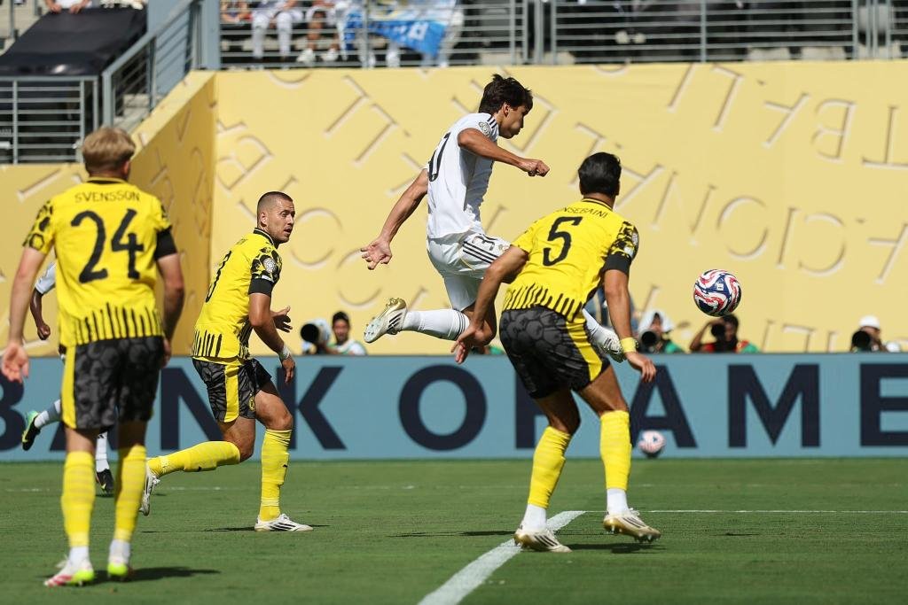 جونزالو جارسيا يدخل التاريخ الملكي. أصبح أول لاعب من ريال مدريد يُسجل 4 أهداف في نسخة واحدة من كأس العالم للأندية، منذ أن فعلها الأسطورة كريستيانو رونالدو في عام 2016 