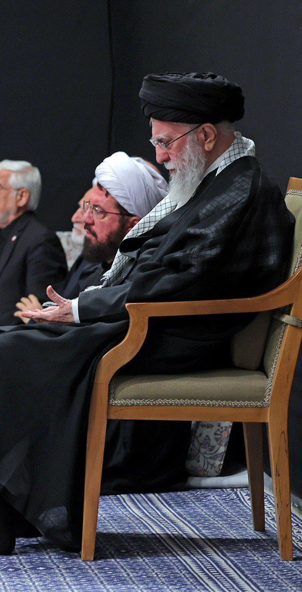 zaheedii's tweet image. ما از الست طایفهای سینه خستهایم
ما بچههای مادر پهلو شکستهایم
امروز اگر سینه و زنجیر میزنیم
فردا به عشق فاطمه شمشیر میزنیم
ما را نبی قبیله سلمان خطاب کرد
روی غرور و غیرت ما هم حساب کرد
از ما بترس، طایفه ای پر ارادهایم
ما مثل کوه پشت علی ایستادهایم✌
#لبیک_یا_خامنه_ای
