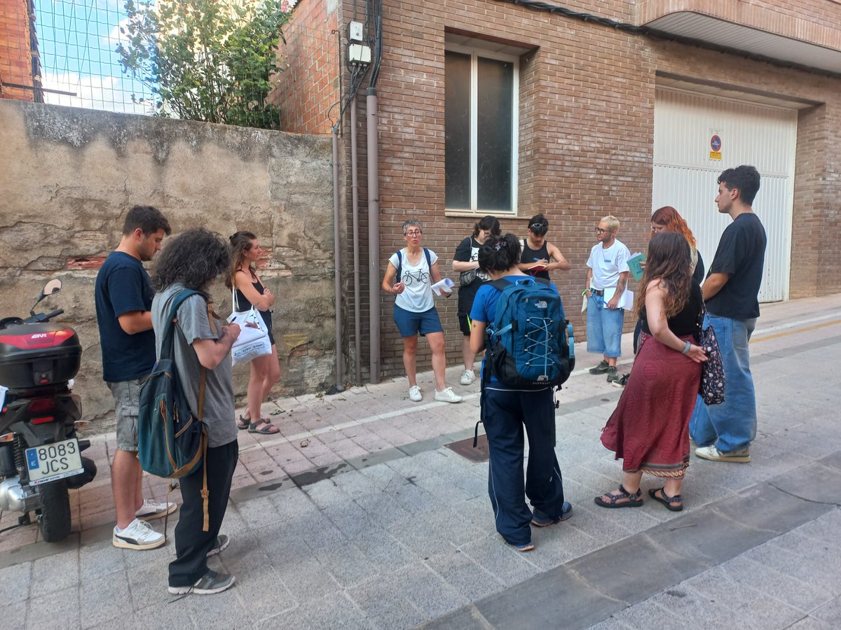 Ahir després dels treballs de camp vam tenir una visita guiada a càrrec de la historiadora Joana Franch sobre la prostitució al Pallars en temps de les hidroelèctriques, on ha documentat 17 prostíbuls a Tremp i la seva relació amb l’arribada de l’empresa La Canadenca, el 1912.