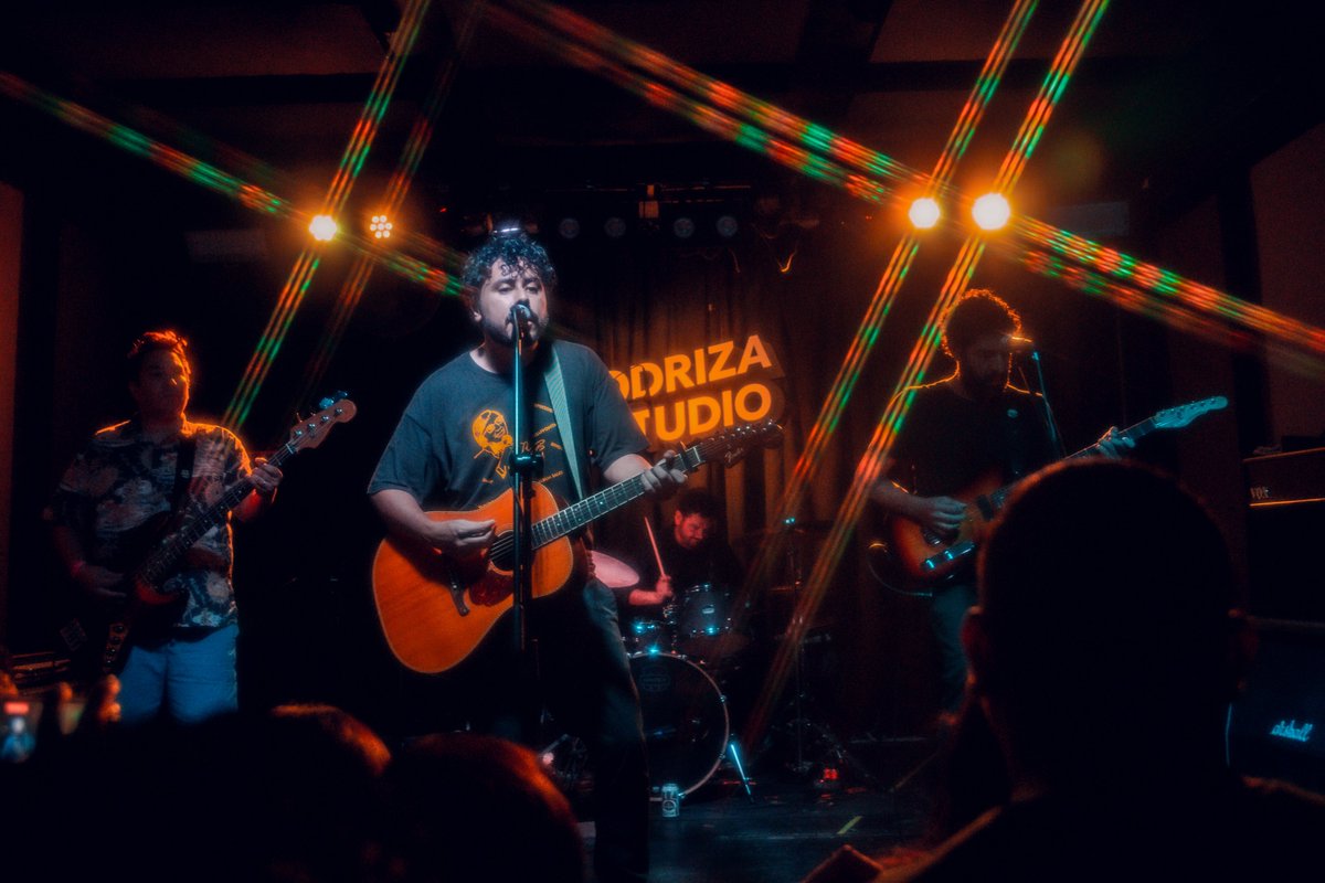 Heavy News (@heavynews_) on Twitter photo ¡@CansecoTJ volvió a Monterrey con un show lleno de nostalgia en <a href="/NodrizaEstudio/">Nodriza Estudio</a>! 🙌
En formato full band, tocaron temas como "Todo Está Mal", "El Mundo Se Acabó", "El Tiempo y la Ciudad" y más. 🎸
Galería completa ➡ tinyurl.com/46jvrc9u
📸: <a href="/CesiraAlvarado/">Cesira Alvarado</a> ¡@CansecoTJ volvió a Monterrey con un show lleno de nostalgia en <a href="/NodrizaEstudio/">Nodriza Estudio</a>! 🙌
En formato full band, tocaron temas como "Todo Está Mal", "El Mundo Se Acabó", "El Tiempo y la Ciudad" y más. 🎸
Galería completa ➡ tinyurl.com/46jvrc9u
📸: <a href="/CesiraAlvarado/">Cesira Alvarado</a>