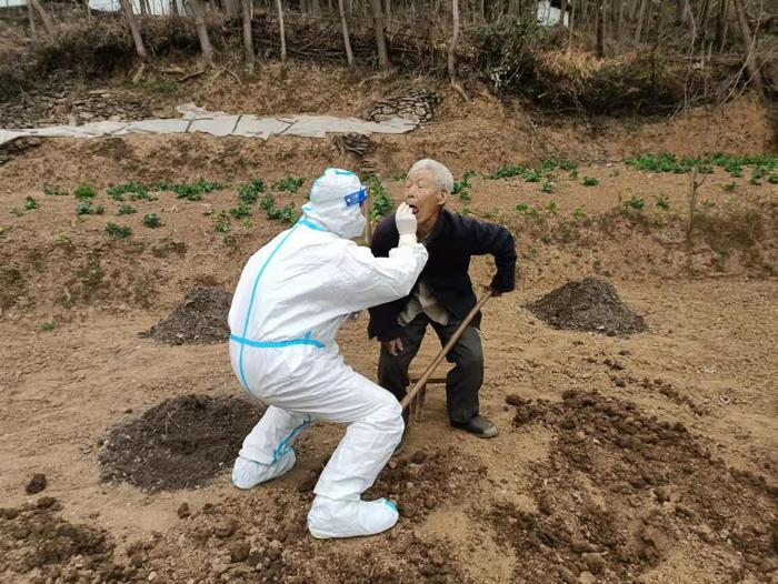 一张“大白”在田地里做核酸检测的“土味”照片走红网络。照片中，身穿厚厚防护服的检测人员弯腰屈膝，正在农田里给一位手拿农具的老人采样，一个很认真地采，一个很认真地“啊”。

照片中的采样地点位于陕西省汉中市略阳县徐家坪镇裴家庄村，采样人员是1994年出生的徐家坪镇卫生院医生刘佳，照片的拍摄者