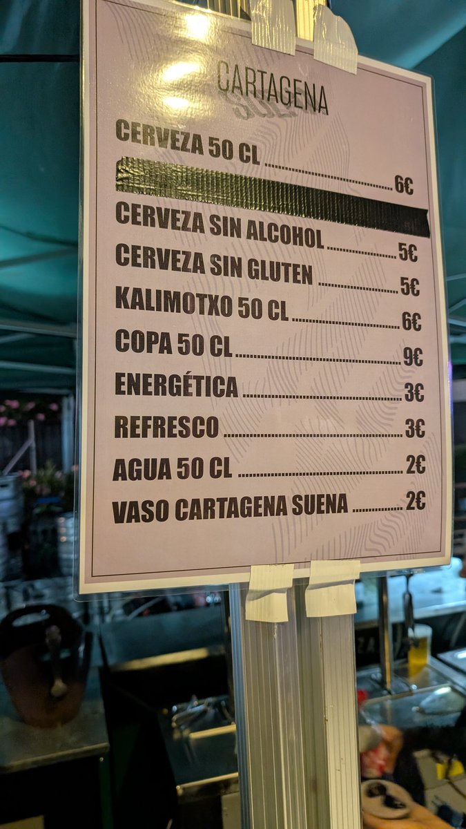 arosct's tweet image. Las estafas en los conciertos, la bebida y cuando vas a comprarla el vaso también se paga, a esto le falta añadir que es más vaso, y en otros países menos estafadores te devuelven el dinero cuando retornas el vaso, vivan los conciertos para algunos