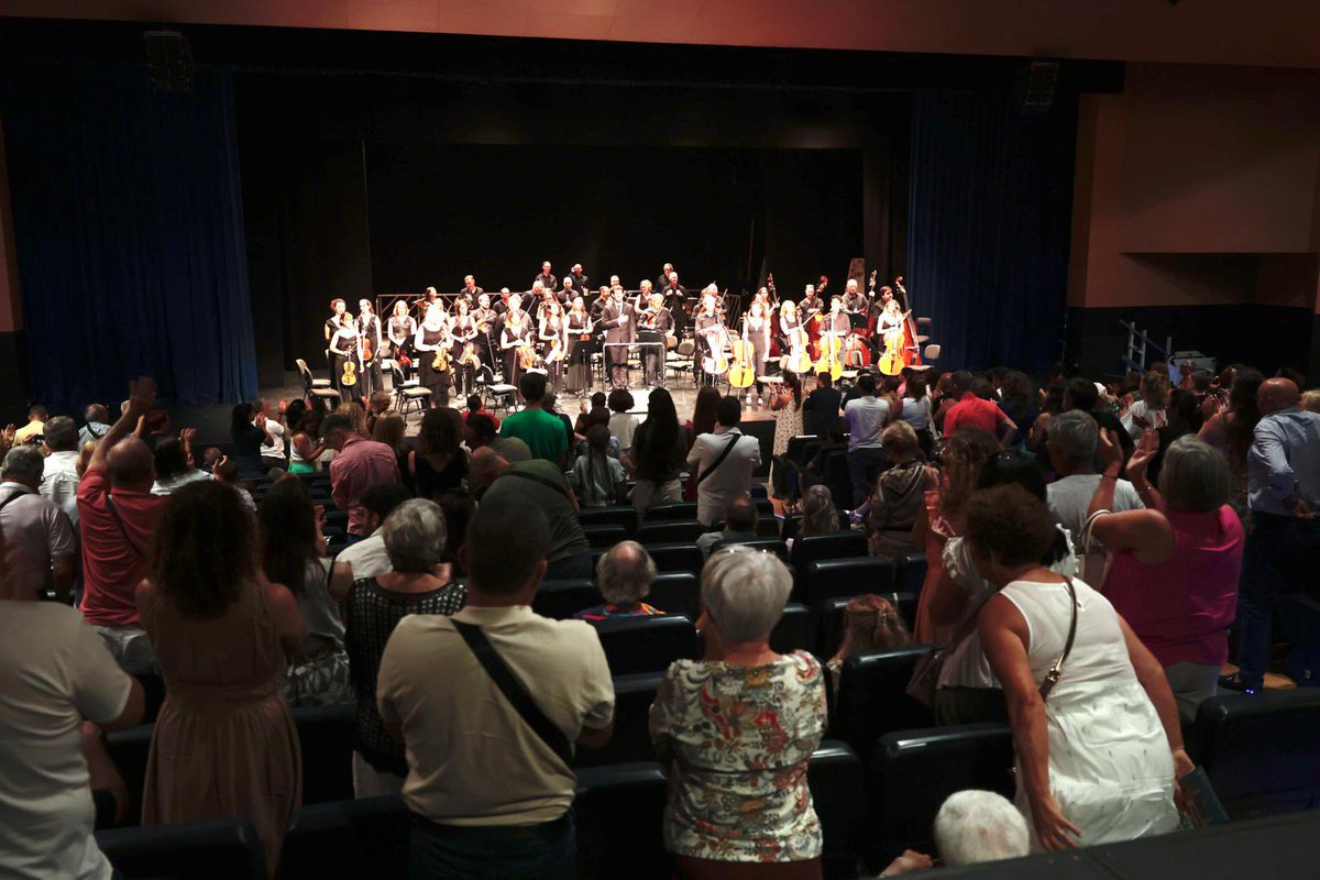 💫🎼 Magia y emoción se dieron cita en el Auditorio Infanta Leonor de Arona

Bajo la dirección de José Luis López Antón y con el virtuosismo del trompetista Adán Delgado como solista, esta noche brindamos un concierto mágico que cautivó al público.

¡Gracias, Arona!