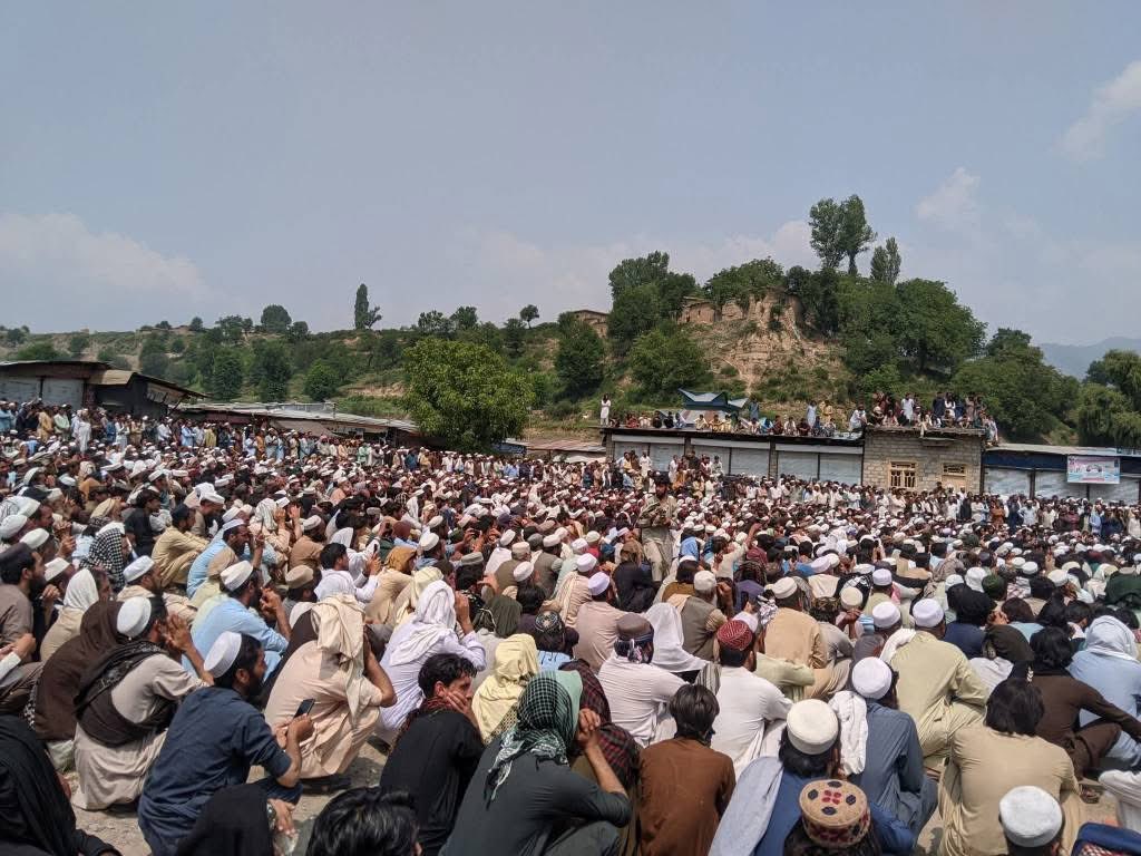 Armanullah143's tweet photo. A large gathering was held today in Tirah Valley against dollar-based trade, military operations, and state insecurity.
Pashtuns no longer accept exploitative business and military control on their land.
#StopPashtunGenocidi
#StopStateTererism
#LongLiveResistence https://t.co/JL0zDpW4yN