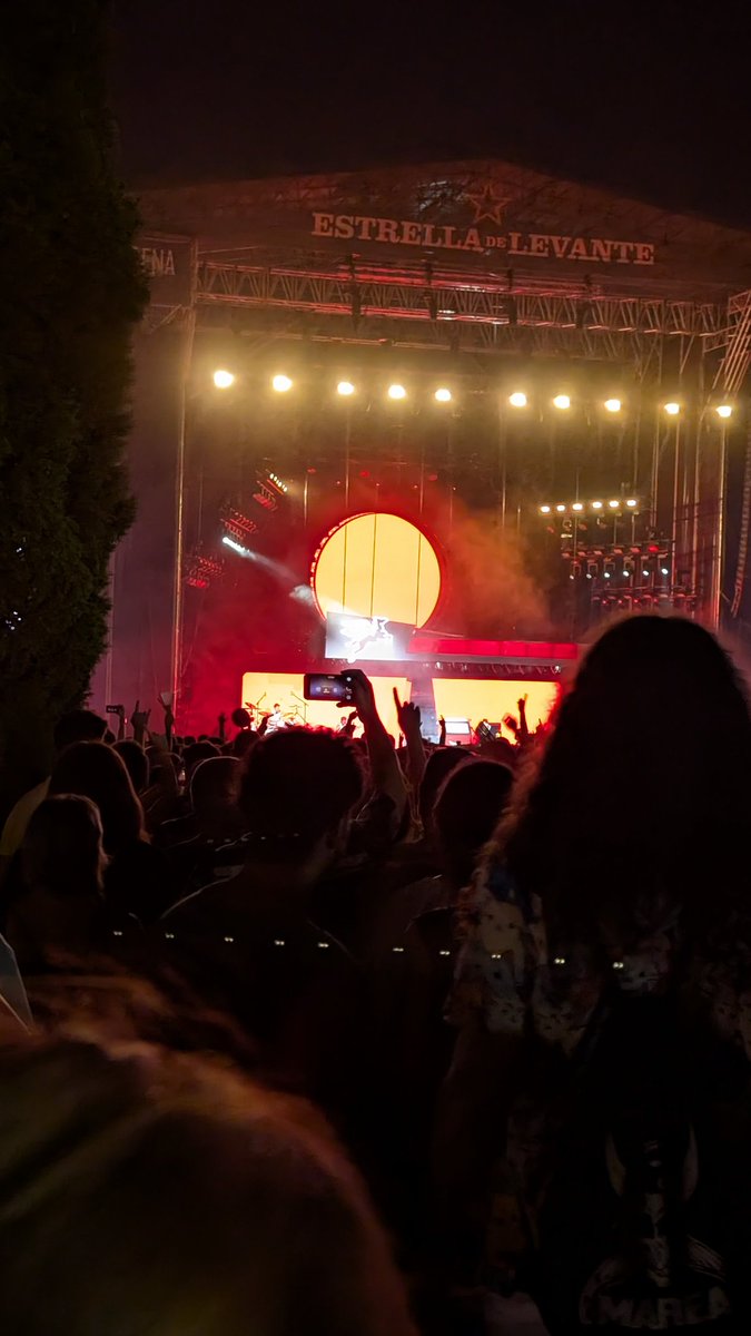 arosct's tweet image. Concierto cojonudo de mis paisanos, lástima que más de 10000 personas tengamos está visión, con lo poco que hubiera costado subir al sol a los artistas y poder disfrutarlos 10000 personas más, por favor cuiden los detalles, cuesta una pasta