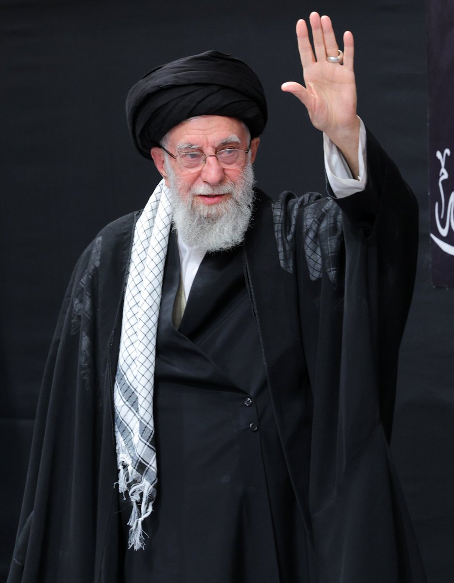 seyyedoona's tweet image. دوتا کشور اتمی
که از قضا یکیشون ابرقدرت دنیاست
هر نیم ساعت یبار رهبر ایران رو تهدید میکنن
اونوقت رهبر ایران وسط تهران مجلس روضه میگیره
قیافه ترامپ و نتانیاهو الان دیدنیه :)