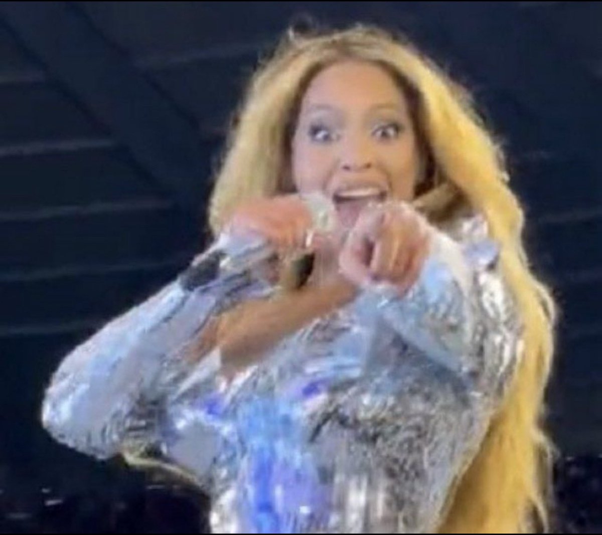 ___trillsammy's tweet image. When I see my high school moots that I haven’t talked to in a while at the club