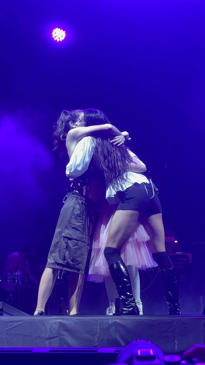 Natalia, zahara y delaporte cantando juntas

Vaya reinas 👸🏻
