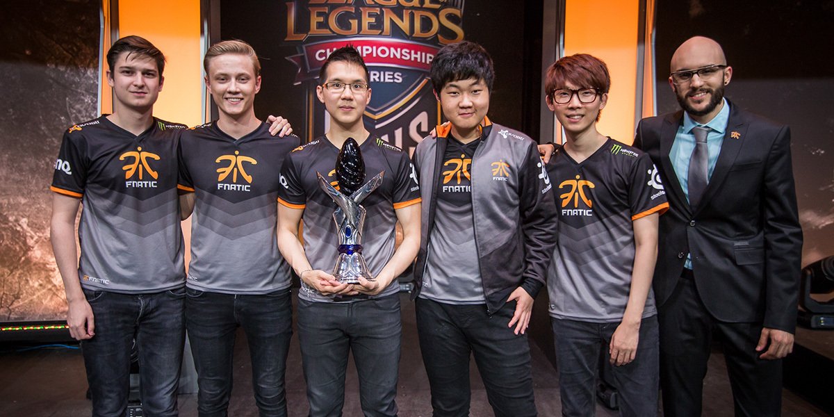 FNCDERKISMO's tweet photo. Miren que yo soy el primero en alegrarse de que G2 y KOI se vayan a la mierda, pero esto es el piso absoluto de Europa.

Actualmente hay gente que sigue el LoL que nunca vio que hubo una epoca donde el gap con asia estuvo realmente close.

Eramos felices y lo sabiamos. https://t.co/AIRGTbPjyC