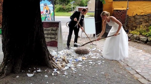 Deepzo1's tweet photo. ثريد: أغرب عادات وتقاليد الزواج حول العالم! 👰‍♀️🤵‍♂️🌍

هل تتخيلون احتفال زفاف تبدأ فيه العروس بالبكاء لأيام، أو حفل زفاف يقوم العريس و العروس فيه بتنظيف الأطباق المكسرة؟ 🤯 هذه ليست مجرد قصص خيالية، بل حقائق من صميم تقاليد الزواج حول العالم!

في هذا الثريد نستكشف أغرب وأعجب عادات الزواج في مختلف أنحاء العالم تابعوا الثريد للأخير 🔥⬇️