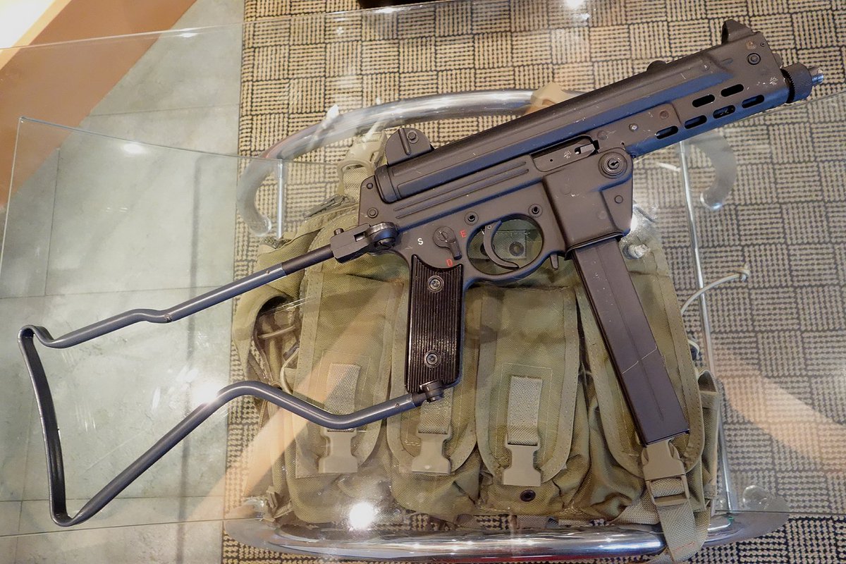 プロトタイプは木製グリップがいい感じ。ワイヤーストックの長さもちょっと短くてさらにコンパクトに見えてカワイイ