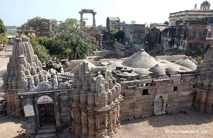 आप जब भी गुजरात आइए तब उत्तर गुजरात में मेहसाणा के आगे सिद्धपुर पावन तीर्थ पर जरूर जाइए 

सिद्धपुर में मातृ तर्पण होता है यानी जैसे गया में पिता के पक्ष का तर्पण होता है वैसे ही गुजरात के सिद्धपुर में माता के पक्ष का तर्पण होता है

 जब भी आप सिद्धपुर आइए तब रूद्र महालय शिव मंदिर