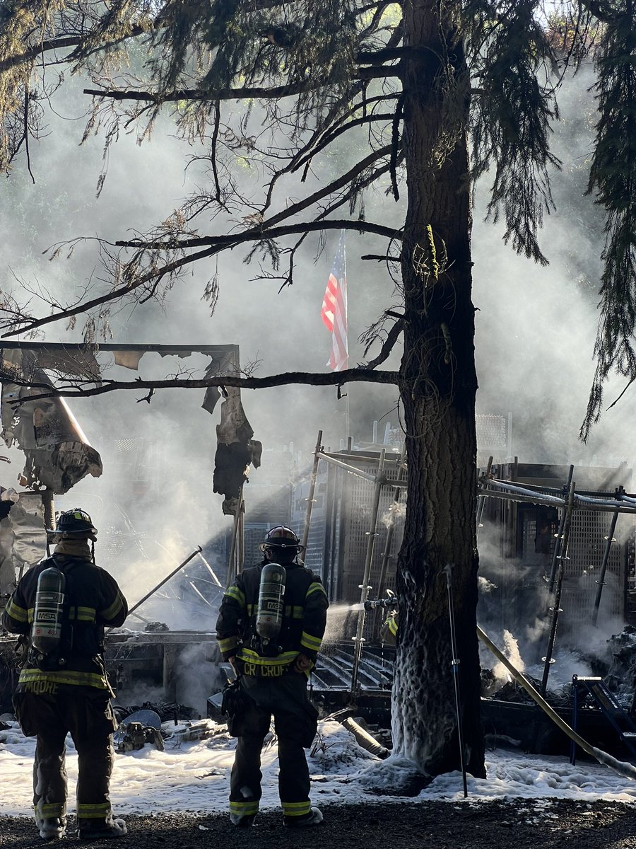ZONE3PIOs's tweet image. 2/2 fire is now out and crews are mopping up. King County Sheriff’s Office Fire Investigators are en route to the scene. No injuries to the public or firefighters.