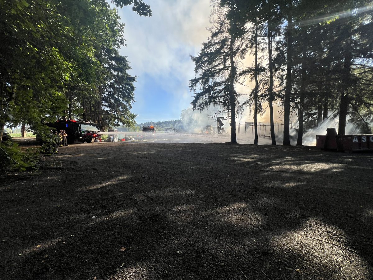 ZONE3PIOs's tweet image. 2/2 fire is now out and crews are mopping up. King County Sheriff’s Office Fire Investigators are en route to the scene. No injuries to the public or firefighters.